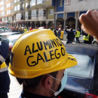 Decenas de trabajadores de Alcoa San Cibrao formaron la semana pasada cola ante las Oficina de Empleo. ELISEO TRIGO