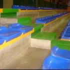 Imagen de las sillas de plástico ubicadas en el pabellón polideportivo de Villablino