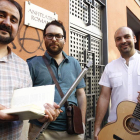 El narrador Manuel Ferrero y los músicos del dúo Tarna, a la puerta de la cripta de Cascalerías.