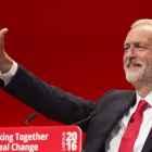 Jeremy Corbyn, tras pronunciar su discurso. JON SUPER