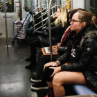 Una chica en el metro neoyorkino sin pantalones.