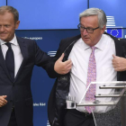 El presidente del Consejo Europeo, Tusk, y el de la Comisión Europea, Juncker. OLIVIER HOSLET