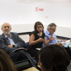 osé Félix Tezanos (izquierda) en una reunión junto a Adriana Lastra y Manuel Escudero.