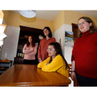 Coral Zamorano y María Delgado, educadoras sociales. Celia Paniagua Llanos, Teresa Salgado Aznar (sentada) y Judith Grande Gaitero. MARCIANO PÉREZ