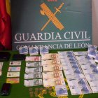 La Guardia Civil de Almanza se incautó de billetes falsos, teléfonos móviles y una cartera.