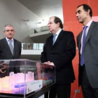 Guisasola, Herrera y Antón observan las explicaciones ante la maqueta del hospital de León.