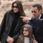 Carla Bruni y Nicolas Sarkozy junto a un niño sin identificar, en la jornada de ayer en Petra