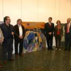 El alcalde y miembros del jurado, ayer posando junto a la obra ganadora, «Noche de aquelarre»