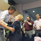 Eduardo Madina junto a una simpatizante en Zaragoza.
