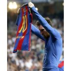 Messi muestra su camiseta al Bernabéu tras marcar el tercer gol en el clásico. JUAN CARLOS HIDALGO