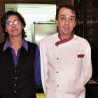 Nuria y Javier en el comedor de Las Ruedonas, en Sabero.