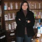María Luisa Alonso posa en la farmacia de su familia, en la que se forjó su vocación investigadora