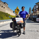 Néstor Yuguero, ayer a los pies del Castillo de Ponferrada. DL