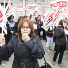 Una de las manifestantes, con su compañeras al fondo, ayer en la plaza del Ayuntamiento