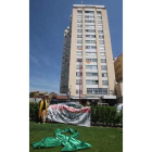 La presidenta de Salvemos la Montaña ante el edificio Faro.