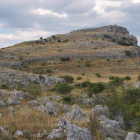 Vista de la Peña del Castro, imponente fortaleza natural que escondía un campamento fortificado cuyos inicios hay que buscarlos en la Edad del Hierro
