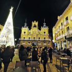 Visitantes en la plaza Mayor de Astorga disfrutando de las luces de Ferrero Rocher. RAMIRO