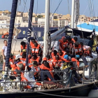 El barco ‘Alex’ llegó al puerto de Lampedusa con 41 inmigrantes en su cubierta. ELIO DESIDERIO