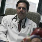 El doctor Esteban García-Porrero, en su consulta