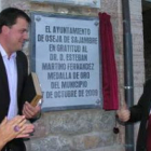 Esteban Martino descubre la placa que lleva su nombre ante Carrasco y Mendoza.