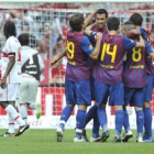 Los jugadores del Barcelona celebran el gol de Pedro.
