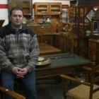 José Manuel Martínez posa en el rastrillo del mueble que sustenta las prestaciones de la asociación
