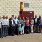 Miembros de la corporación municipal, con la familia de ‘Patarita’, tras la inauguración.