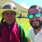 El cooperante leonés José Luis Rodríguez con una de las mujeres que forman parte del proyecto solidario que se desarrolla en Perú.