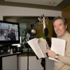 El periodista durante la grabación del documental .