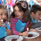Los niños disfrutan de un postre hecho por ellos mismos en Asemcochef Júnior. MEDINA