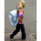 La pequeña acudió ayer de nuevo al colegio con el velo