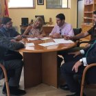 La alcaldesa, junto a los concejales Santiago Blanco y Francisco Gómez, ayer en la firma de la RPT. DL