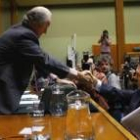 El lendakari Ibarretxe felicita al presidente del Parlamento Vasco, Juan María Atutxa