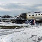 Fuselaje del avión incendiado en el aeropuerto moscovita de Sheremetievo.