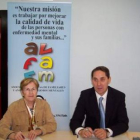 La presidenta de Alfaem y el representante de La Caixa.