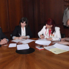 Luis Miguel Arroyo, Elena Herrero, Victorina Alonso y Manuel Alija durante la firma del préstamo.