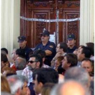 Los afectados se congregaron ayer frente a la sede de Afinsa en Madrid