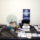 La cocaína intervenida, junto con armas, teléfonos móviles y otros efectos incautados por la Policía