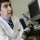 El doctor Luis Ramos Pascual, jefe del servicio de Traumatología del Hospital de León