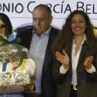 Laia, hija de Lolo, Rafa Gallego, director, y la delegada de la Junta, Ester Muñoz. FERNANDO OTERO