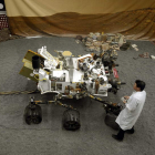 Un ingeniero de la Nasa examina el prototipo del vehículo Mars rover de la misión ‘Mars Curiosity’.