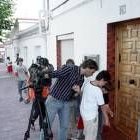 Los medios de comunicación acudieron de forma inmediata a la casa del doble asesinato