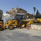 Imagen de la máquina excavadora derribando la valla del jardín del Cid.