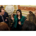 Arrimadas habla ayer con periodistas en el Congreso de los Diputados.