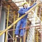 Un obrero de la construcción realizando su trabajo a varios metros de altura
