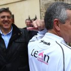 Gutiérrez muestra el logo enfundado en la camiseta del Ademar.