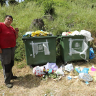 Regino Barredo, uno de los vecinos, junto los contenedores. DE LA MATA