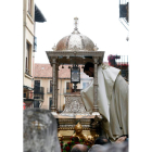 Imagen del Corpus procesionado, que para en los altares del barrio de San Martín. marciano pérez