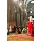El Rey lee la ofrenda al Apóstol en presencia de la reina y el arzobispo