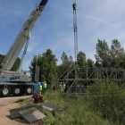 Una grúa de gran tonelaje desmontó ayer la estructura de metal sobre el río Sil.